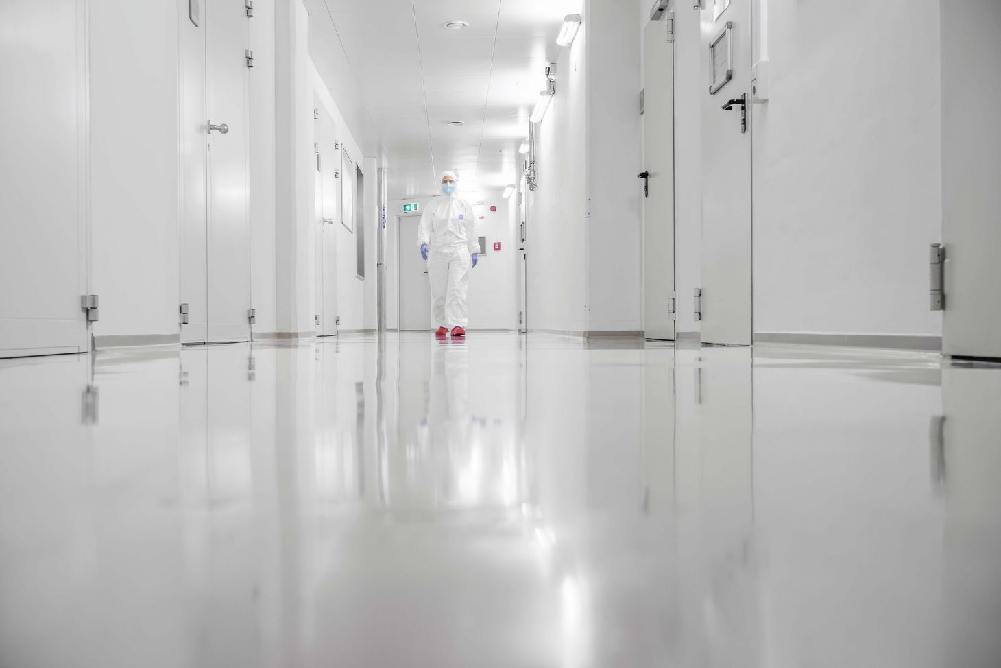 Christina Warinner travelling into the past—conveniently located in the cleanroom at the Max Planck Institute for the Science of Human History. In the ultra-hygienic conditions of the lab, Warinner analyses natural products in ancient specimens.