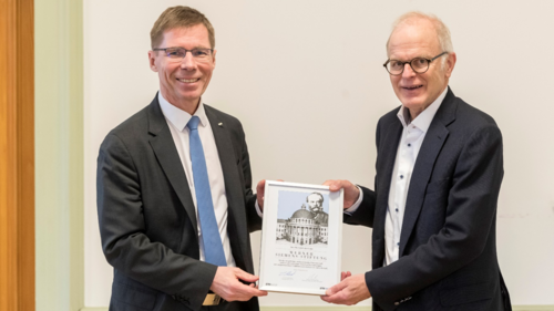 ETH-Präsident Joël Mesot dankt Dr. Hubert Keiber, Obmann des Kuratoriums der Werner Siemens-Stiftung, für die langjährige und vertrauensvolle Partnerschaft (Bild: ETH Zürich / Alessandro Della Bella). Foto mit ETH-Präsident Joël Mesot und Dr. Hubert Keiber, Obmann des Kuratoriums der Werner Siemens-Stiftung.