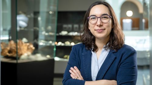 Die Geobiologin Cara Magnabosco sucht im BedrettoLab nach Mikroorganismen, die tief unter der Erdoberfläche leben. Sie könnten Hinweise darauf geben, wie Leben entstehen konnte.