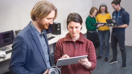 Matthew Smith (links) und sein Team in Bonn untersuchen, wie Menschen digitalen Systemen vertrauen. Matthew Smith (links) und sein Team in Bonn schauen auf ein Tablet