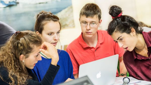 Students from very different STEM subjects delve into new questions and issues at the summer schools.