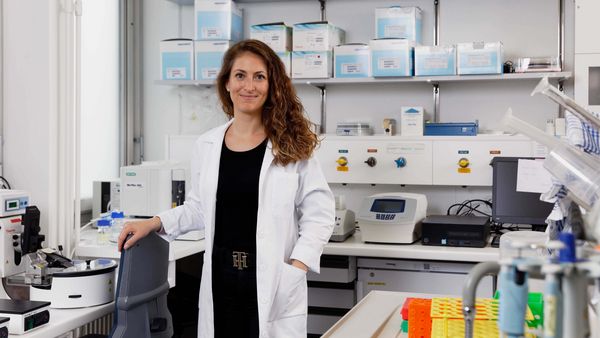 Molecular biologist Dr Ana Montalban-Arques in the lab