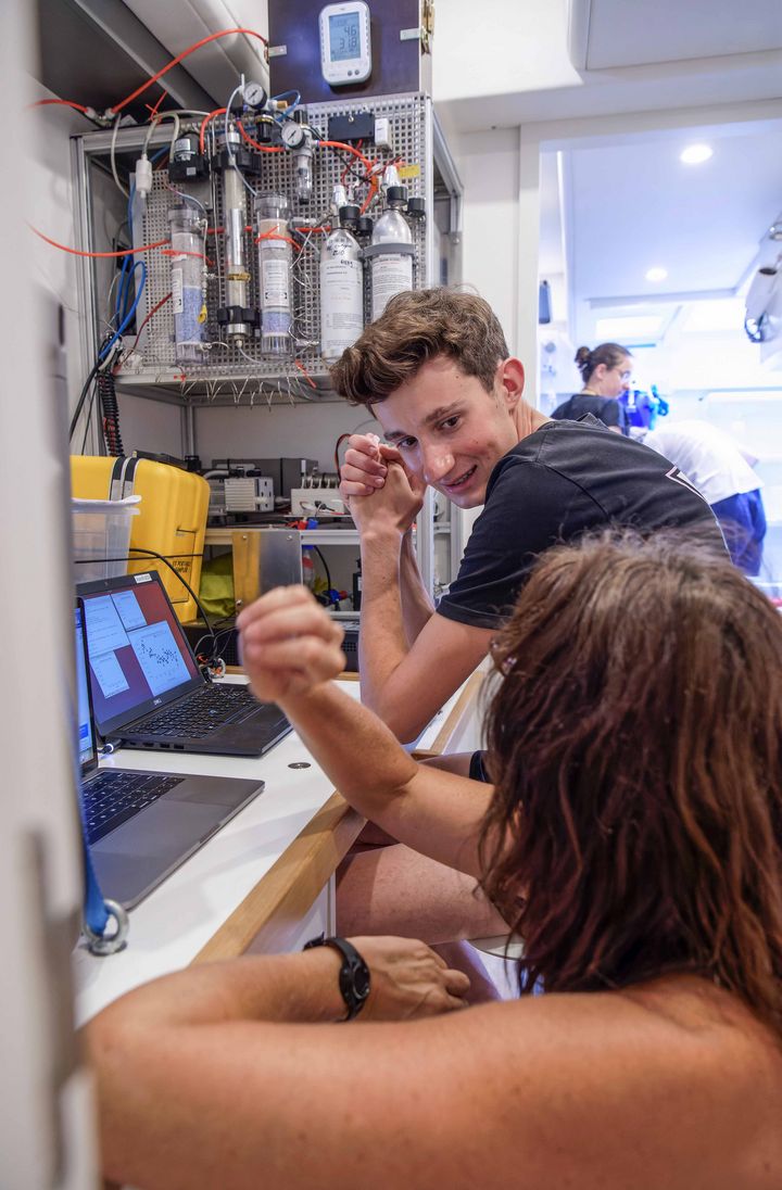 Auch ETH-Student Jonas Schneider ist von seinem Hochsee-Praktikum begeistert: «Wir wurden sofort voll integriert. Das Team ist einfach toll. Geduldig teilen die Profis ihr grosses Wissen mit uns.»