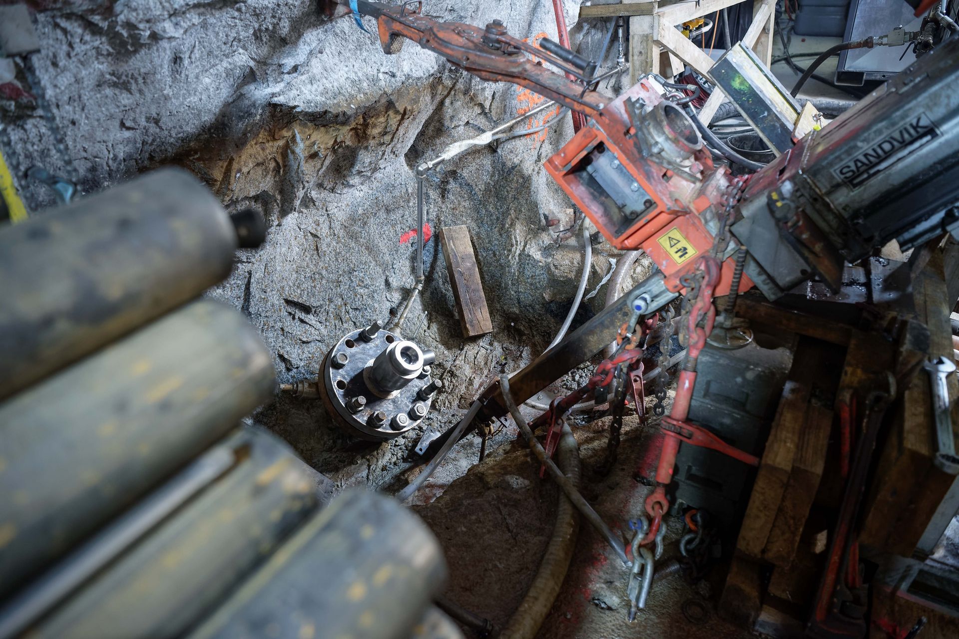 The borehole in the granite (with metal closure) used for the controlled experiments is a good 9 centimetres in diameter and about 300 metres deep. It was drilled at a 45-degree angle.