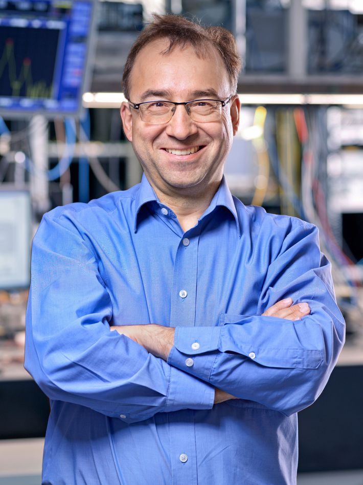 Professor Jürg Leuthold, Direktor des Instituts für Elektromagnetische Felder an der ETH Zürich.