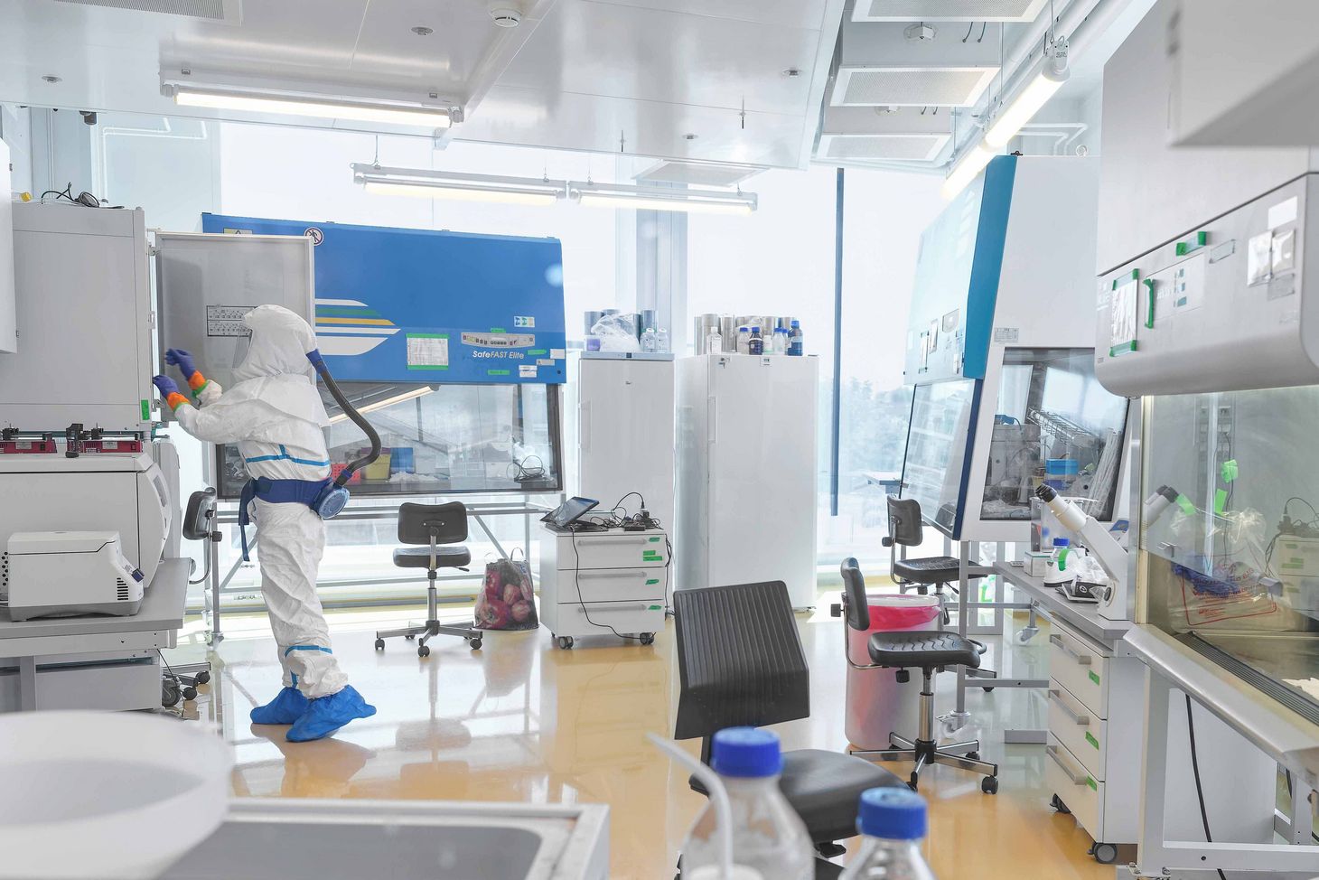 A team member of Francesco Stellacci in the high-security EPFL lab.