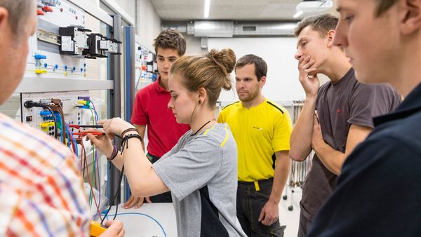 Putting theory to practice: trainees learn how to make electrical switch circuits at the technical upper-secondary vocational school in Valais.