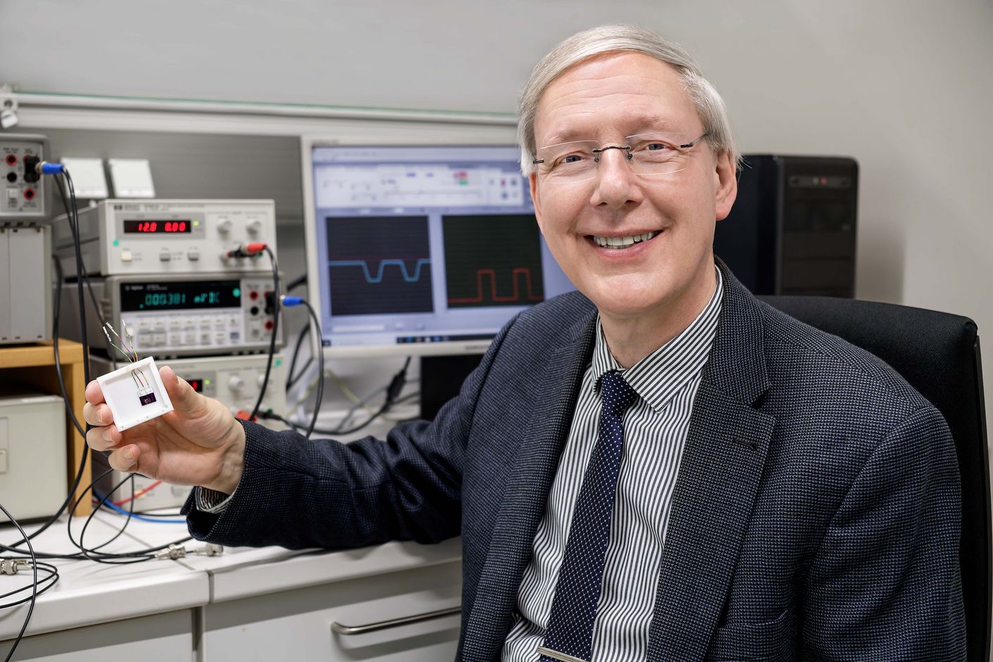 Physiker Thomas Schimmel mit dem Einzelatom-Schalter in der Hand