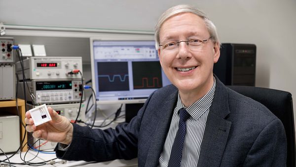 Physicist Thomas Schimmel presents the single-atom switch