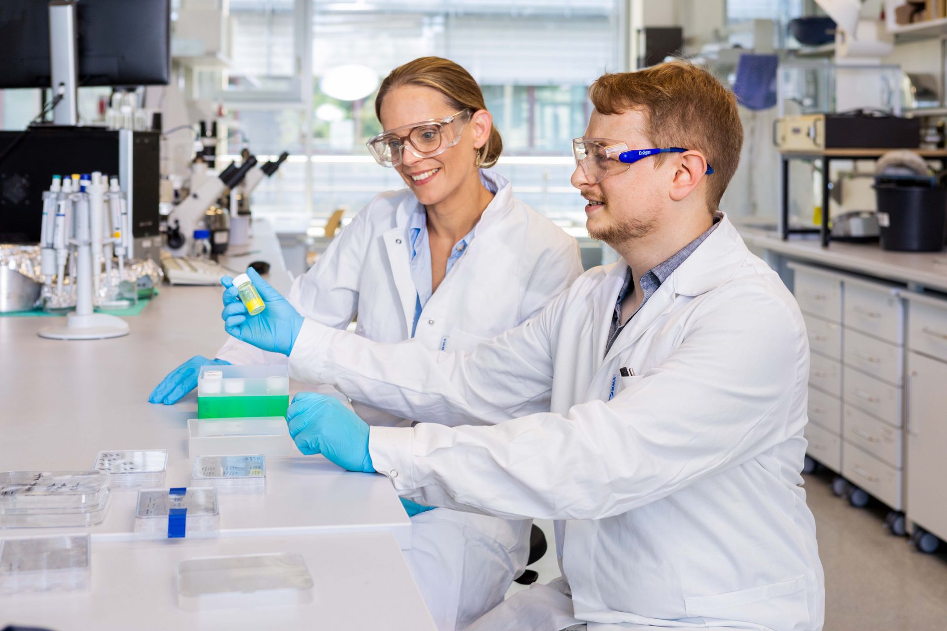 Laura De Laporte and an employee in the lab