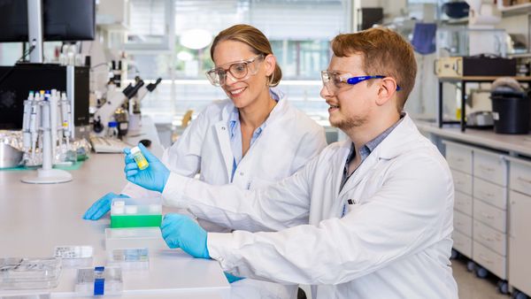 Laura De Laporte and an employee in the lab