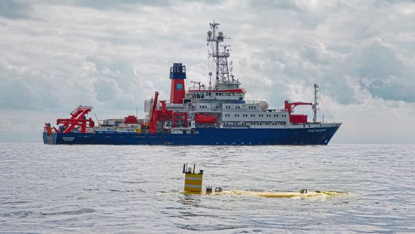 At present, MARUM underwater robots (front) are dependent on expensive “mother ships”—in future, they will be joined by independent marine vehicles with long-term autonomy.