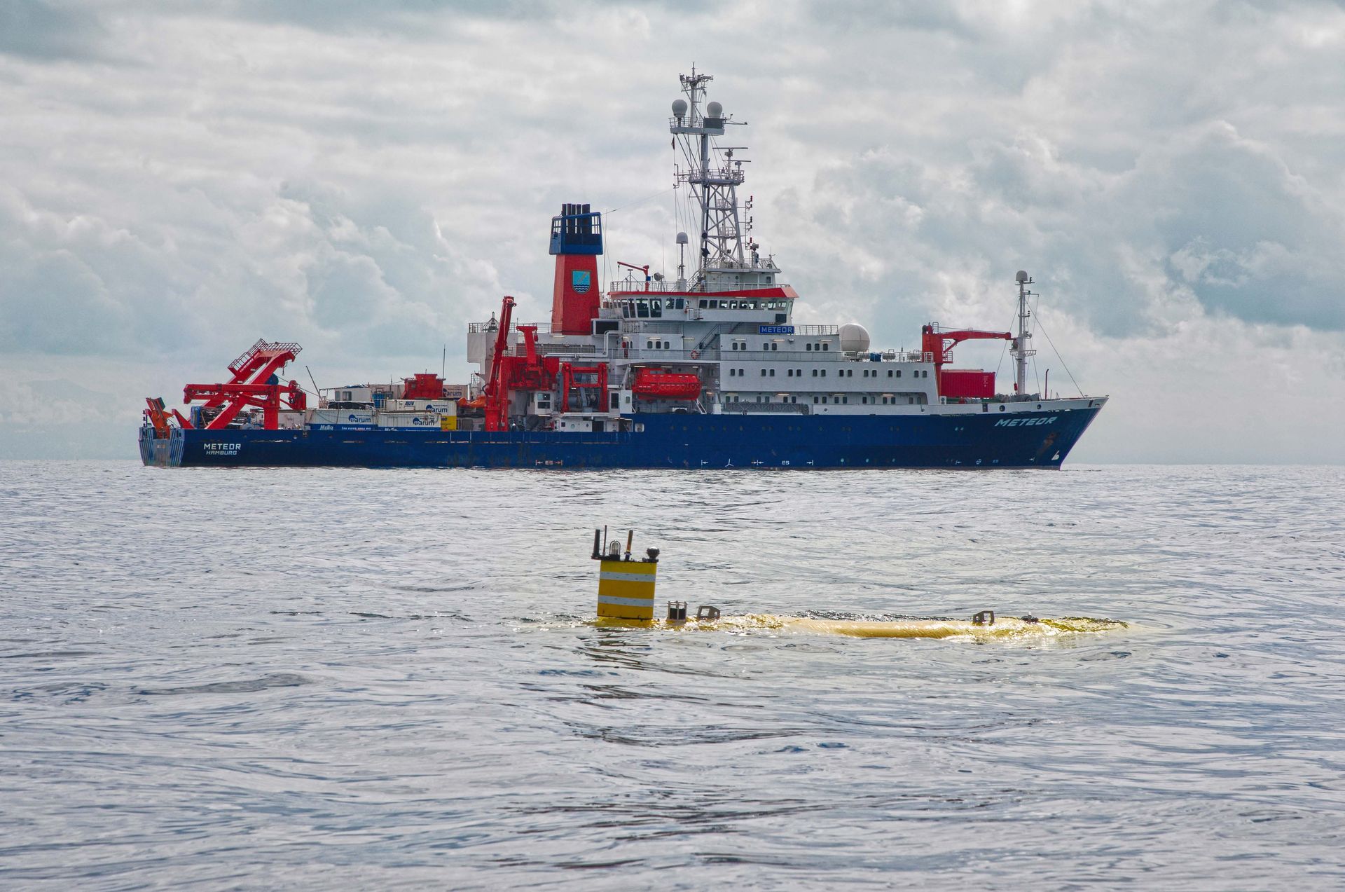 At present, MARUM underwater robots (front) are dependent on expensive “mother ships”—in future, they will be joined by independent marine vehicles with long-term autonomy.