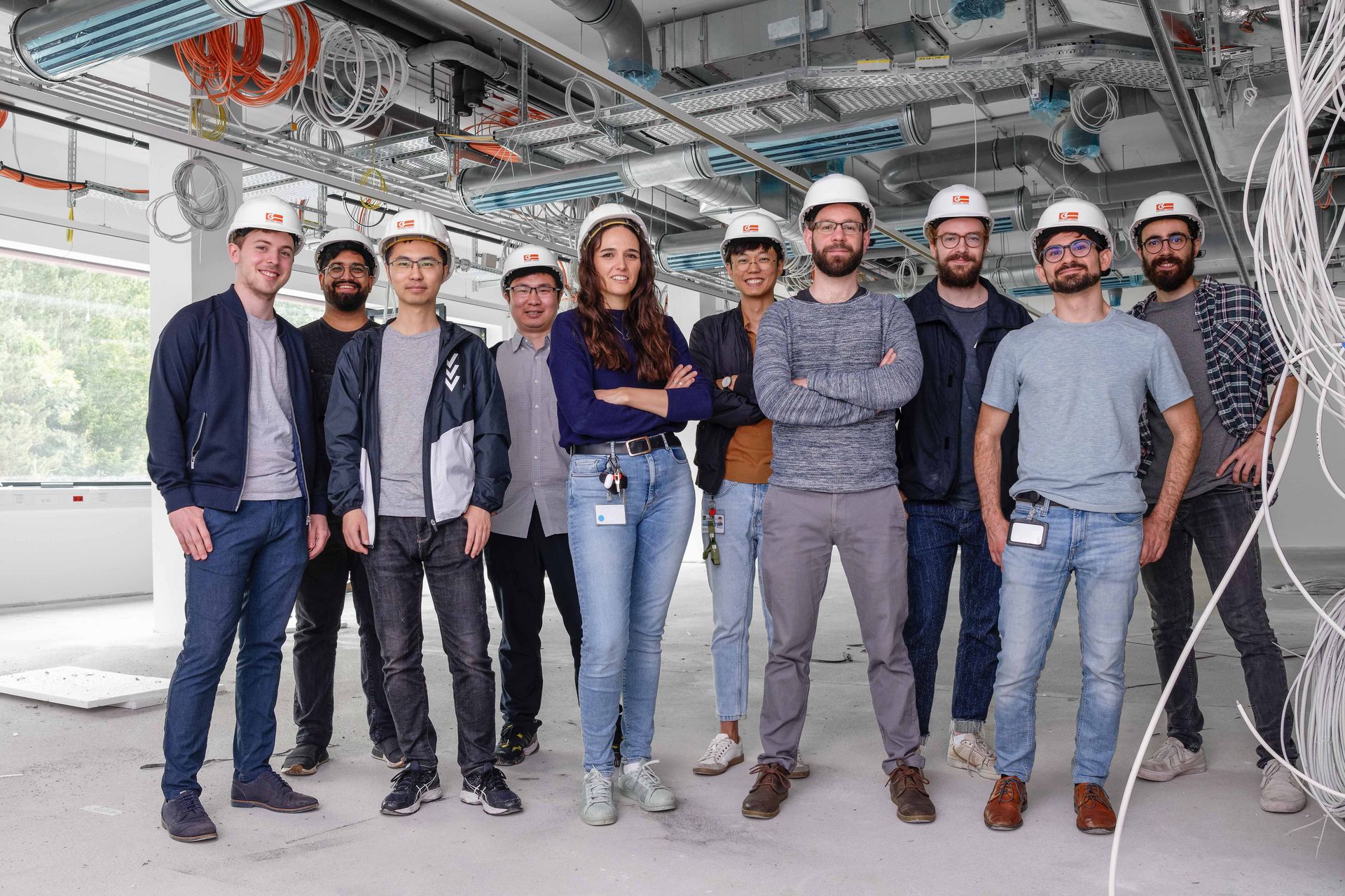 Das Team von Maria Ibáñez im Rohbau des neuen Labors am IST Austria. 