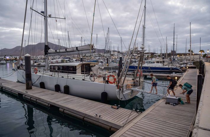 Die drei Studierenden Sixtine Dromigny, Jonas Schneider und Janine Schmitter der ETH Zürich sind auf der kanarischen Insel Lanzarote und begeben sich auf das sauberste Forschungsschiff der Welt, die «Eugen Seibold».